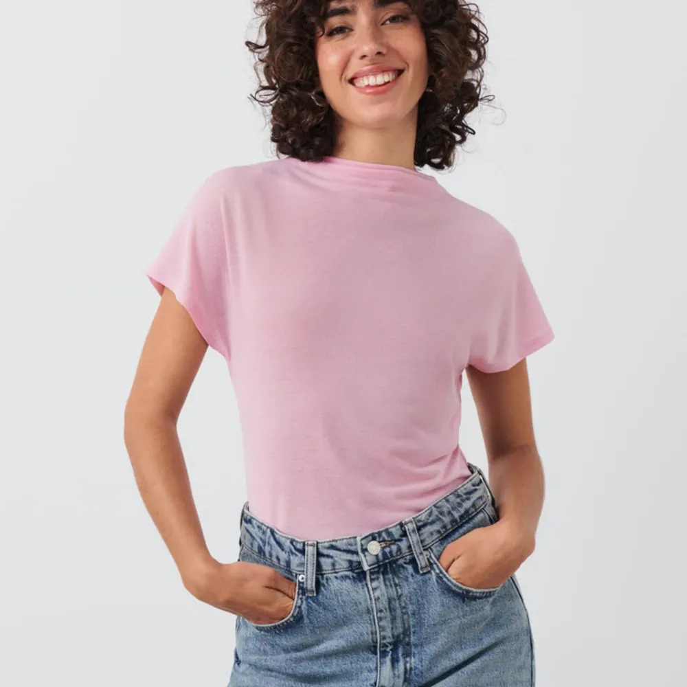 Jättefin rosa tröja, säljer då den inte används💞 tunt matial, skriv för fler bilder . Toppar.
