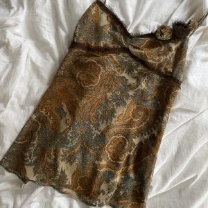 Vintage Zara Topp - Super fin vintage Zara topp köpt secondhand. Fodrad med silkeslent material inne och mesh med detaljer och mönster utanpå.   