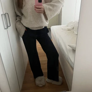 Mörkblå kostymbyxor med vita ränder - Jättefina långa kostymbyxor i strl M, jag är 177 för referens🫶🏼 frakt tillkommer