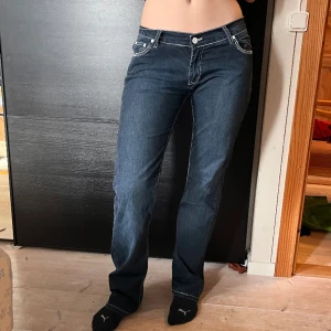 Armani jeans - Mörkblå jeans från Armani med vita sömmar. Passformen är rätt raka men lite utsvängda nertill