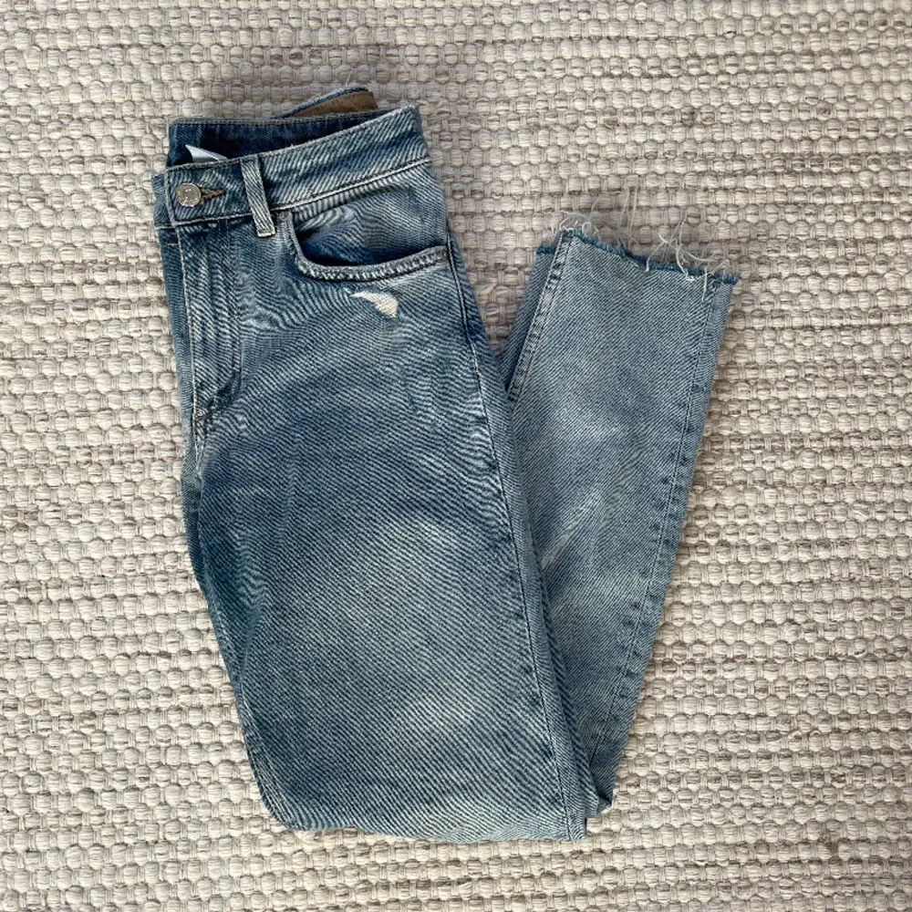 Jeans från H&M i storlek S/36. Knappt använda, väldigt bra skick. . Jeans & Byxor.