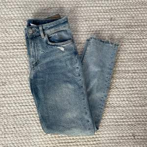 Jeans från H&M i storlek S/36. Knappt använda, väldigt bra skick. 