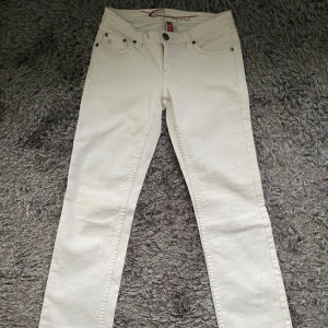 Vita lågmidjade jeans - Säljer då de är för små för mig. Annars super fina. Innebens längden är 78 cm.