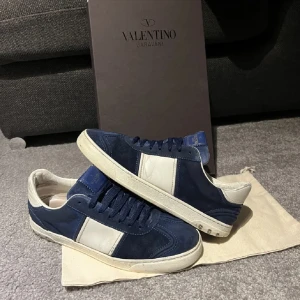 Valentino Flycrew - Säljer just nu dess sjukt feta skor för 3999kr. Stl 42 och de är i ny skick. Låda och distans ingår. Var inte rädd att skriva i om om du har frågor