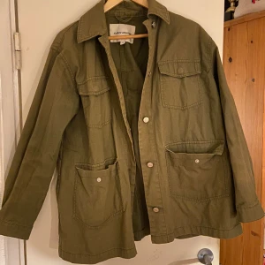 Jacka - En fin jeans ish jacka från Carin Wester i en grön färg💚