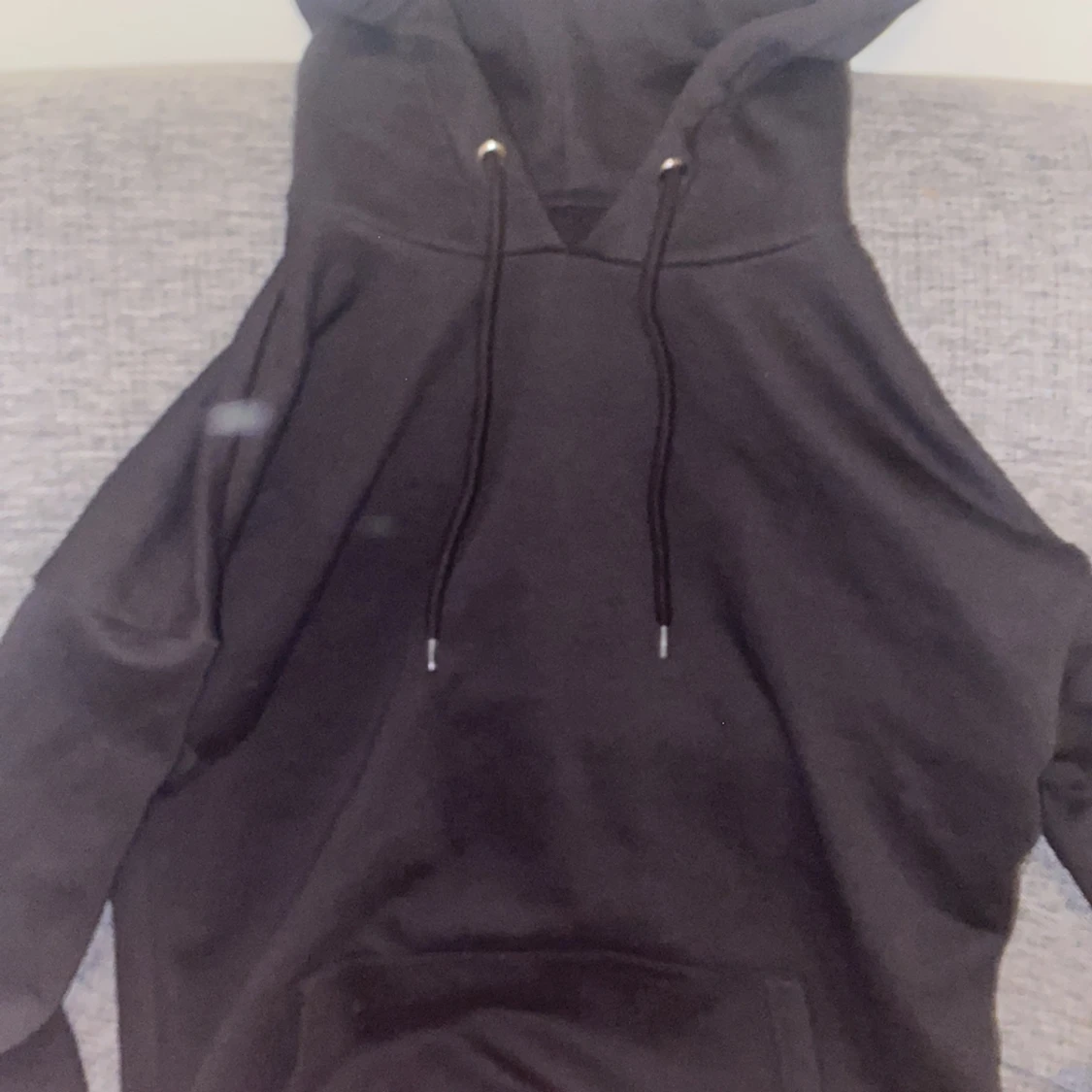 Säljer min hoodie som ja fick i julklapp knappast använts fick i ett pack svart och grå svarta har bara suttit i garderoben
