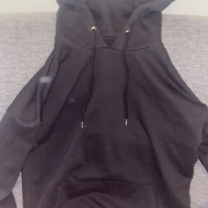 Säljer min hoodie som ja fick i julklapp knappast använts fick i ett pack svart och grå svarta har bara suttit i garderoben - Måttet är väldigt bra Skick 9-10 