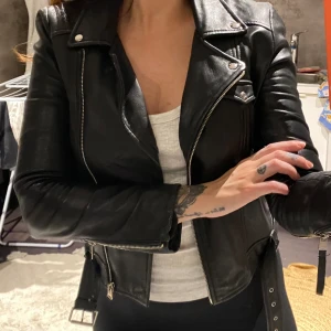 Skinnjacka zara TRF NY OANVÄND biker  - Oanvänd skinnjacka från zara  Äkta läder  Storlek M men passar bättre XS / S då den är liten i storleken   Dyr i inköp! 