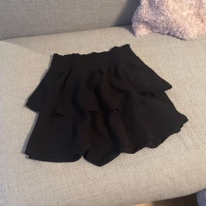 Volangkjol  - Söt volangkjol från Only!! endast använd fåtal gånger💙