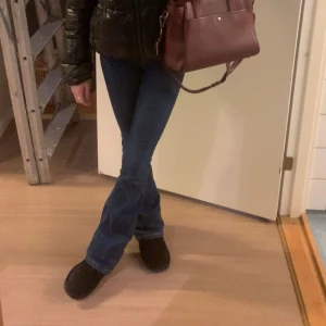 Mörkblå jeans  - Högmidjade mörkblå jeans från lager 157 i strl xxs💞