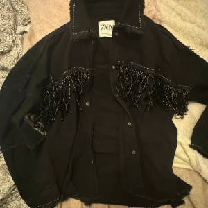 Jeansjacka  - Ascool jeansjacka med strass i xs från zara!! Använd ca 3 ggr 🤍