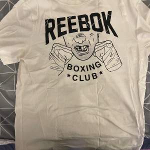 Vit Reebok t-shirt i storlek M