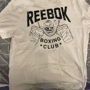 Reebok T-Shirt - Vit Reebok t-shirt i storlek M