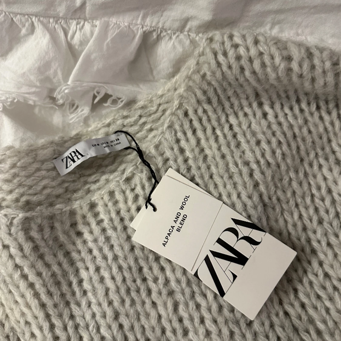 Oanvänd stickad tröja