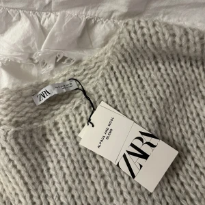 Oanvänd stickad tröja - Grovt stickad tröja som i originalpris kostade 499. Aldrig använd och med lapparna på. Superfin färg men lite stickig om man är känslig💕