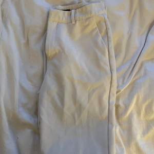 vita lågmidjade kostymbyxor som är köpta här på plick, var den förra ägaren sytt de lågmidjade, storlek 38 men mer som 36💓