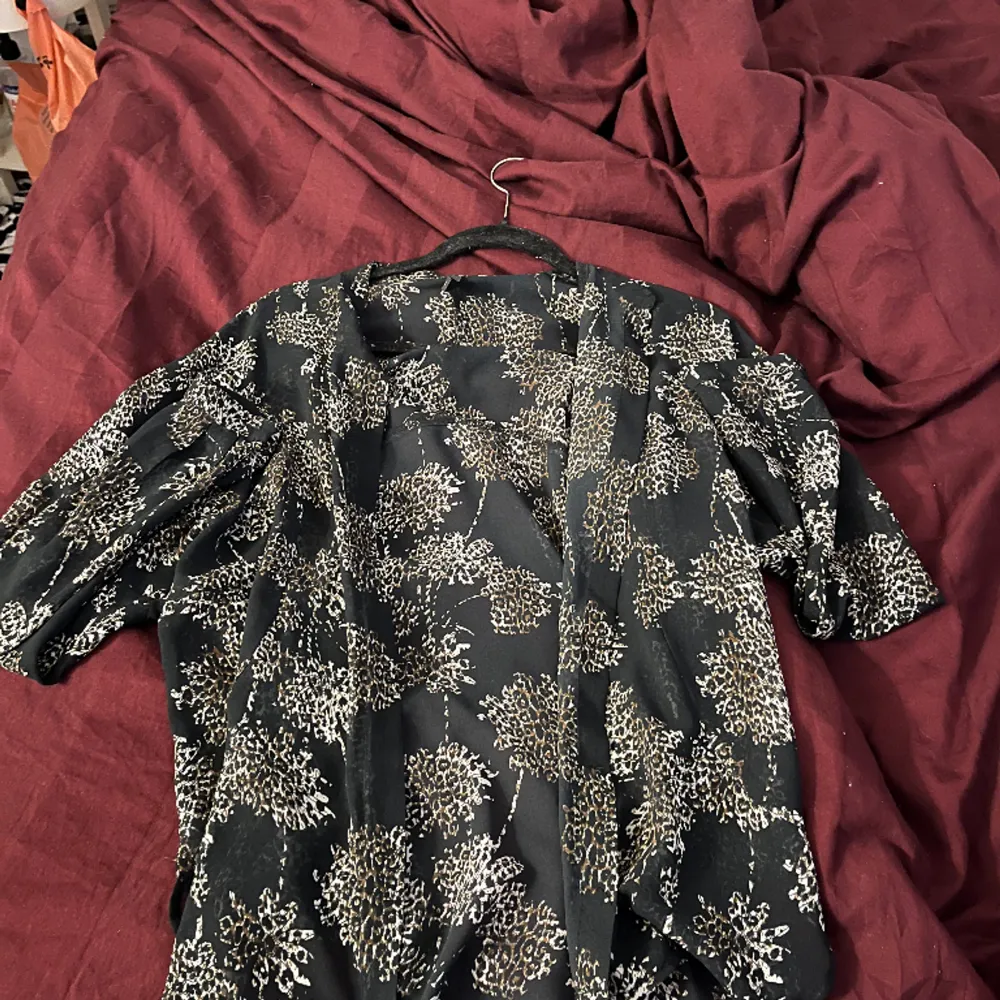 En tunn, mesh skjorta med blommor i leopard mönster. Den är lite oversized så den är inte super liten!  Skriv för frågor eller intresse, köparen står för frakten ♥️. Skjortor.