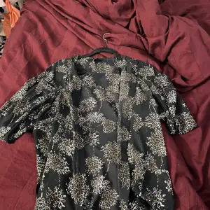 En tunn, mesh skjorta med blommor i leopard mönster. Den är lite oversized så den är inte super liten!  Skriv för frågor eller intresse, köparen står för frakten ♥️