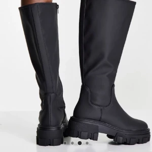 Höga boots - Säljer dessa höga boots från Asos design, superfina men jag tyvärr inte användning för de längre. Inköpta förra året!