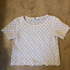 Spets tröja - Bra skick men saknar lappar och är andra hands köp. 