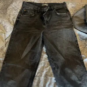 Säljer mina gråa high waist jeans från Ginatricot, dem är raka, använda fåtal gånger💕