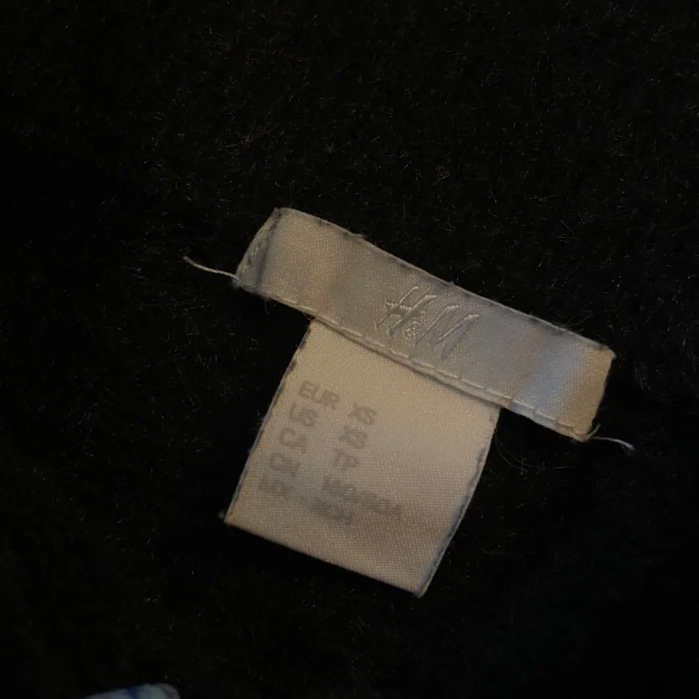 En svart stickad tröja, som går ner vid axlarna. Från h/m , haft flera år i garderoben men den är använd ca 1 gång. Väger 375 gram så frakten blir 72 kronor.. Stickat.