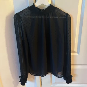 Svart blus - Säljer min super söta blus från h&m då den ej kommer till användning. 🤍