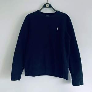 Säljer en mörkblå Ralph lauren tröja i storlek M. Skick 8/10. Inga defekter men lite nopprig. DM om du undrar något🕺💸