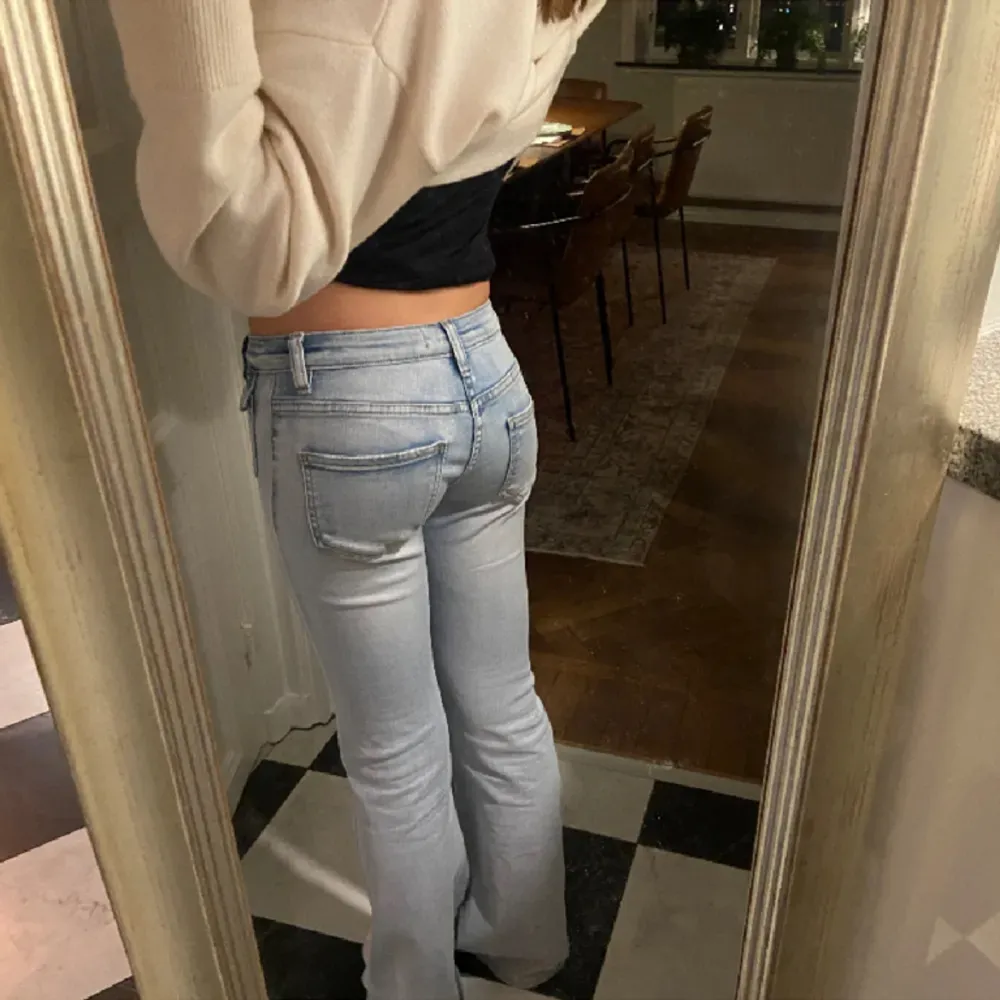 Säljer dessa lågmidjade bootcut jeans med unika fickor. I nyskick o inga defekter!!. Jeans & Byxor.