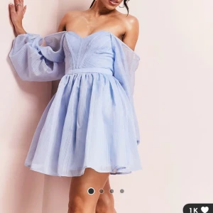 Blå Klänning - Säljs pga att klänning tyvärr inte passade mig personligen. Köpt från ASOS, säljer på grund av att jag missade sita retur dagen så kunde en lämna tillbaka. Enbart testat klänningen.  Nypris 1209