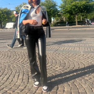 SKINNBYXOR!!  - Säljer dessa skinnbyxor för 250kr. Dom är superfina!!!  Storlek 34❤️