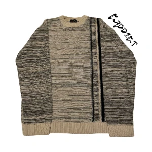 Vintage stickad tröja  - - En fin vintage stickad tröja - Färgen svart och vit - Storlek XXL men jag skulle säga att den är X-Large- Large  - Tveka inte att ställa frågor om plagget 