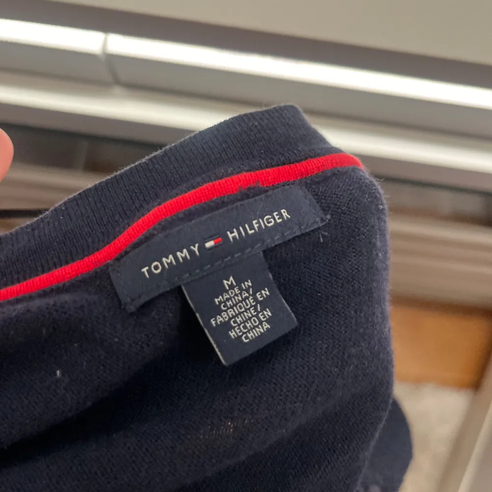 Jättefin tröja från Tommy hilfiger, den är liten i storleken och använd fåtal gånger☺️. Tröjor & Koftor.
