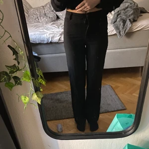 Kostymbyxor  - Säljer dessa kostym byxorna från weekday. De har inga tecken på användning och ser gott som nya ut. Midjemåttet är runt 75cm