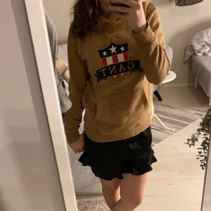 Gant huddie  - Den är som ny super fin tröja men passar inte riktigt mig men är i super skick som ny och är köpt på Gant för 700kr💗 passar mig som har s💗