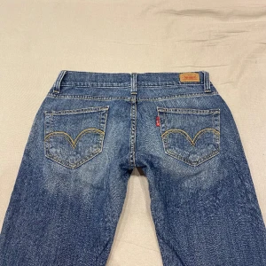lågmidjade slim jeans från Levis💕 - midja 39 cm rakt över och innerben 76 cm o benslutet är ca 17 cm💕jag är 170 för referens o de e för korta