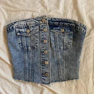 Säljer min jätte fina jeans top som är använd fåtal gånger. Säljes pga för liten. Köpt för 170kr