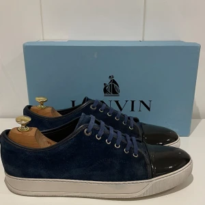 Lanvin skor - Hej! Säljer nu dessa super populära och eftertraktade Lanvin skor. Skorna är i superfint skick 9/10. Med skorna medföljer box. 
