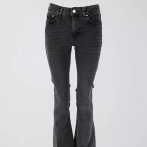 Gråa bootcut jeans från Gina tricot. Lite för korta för mig som är 1,68🤍