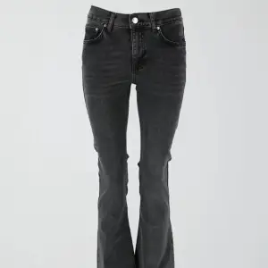 Gråa bootcut jeans från Gina tricot. Lite för korta för mig som är 1,68🤍