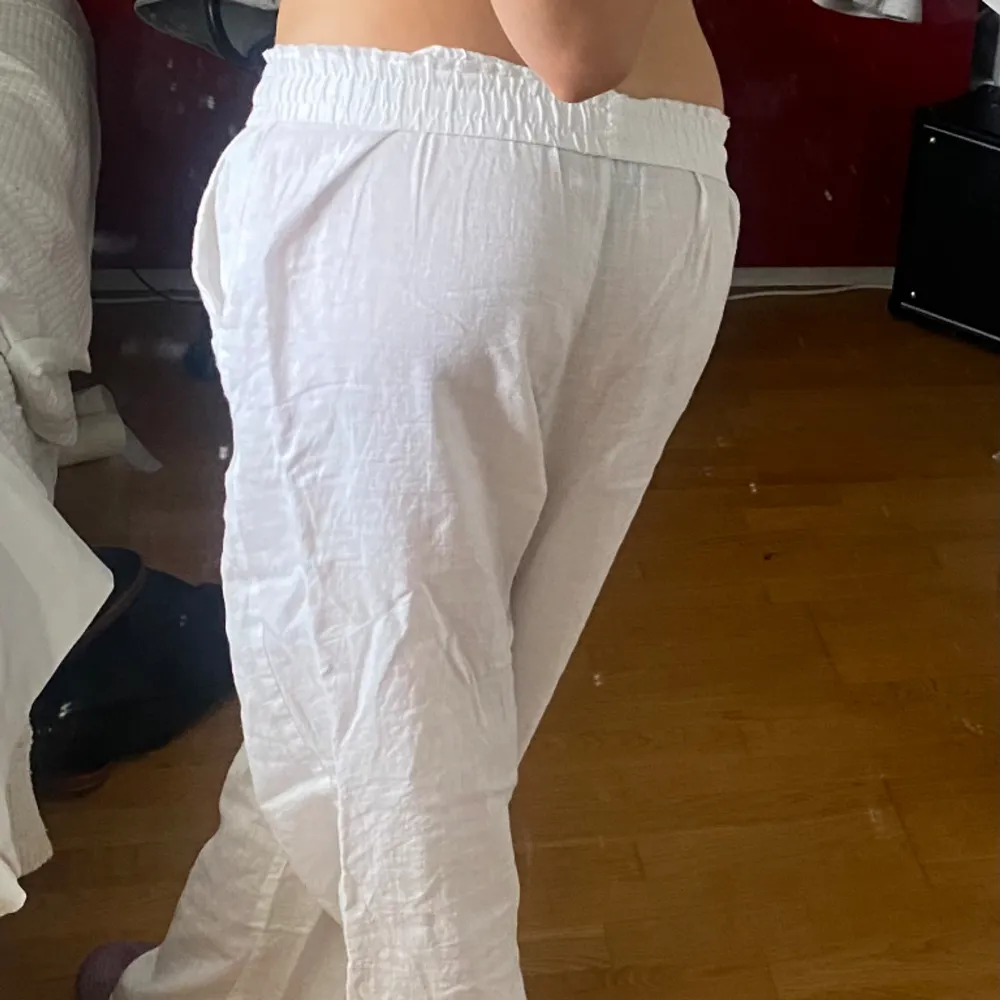 White linen pants from Cubus. Super cute, no flaws. Size EU36 so fits XS-M since the waist is stretchy. I’m 170cm tall.. Jeans & Byxor.