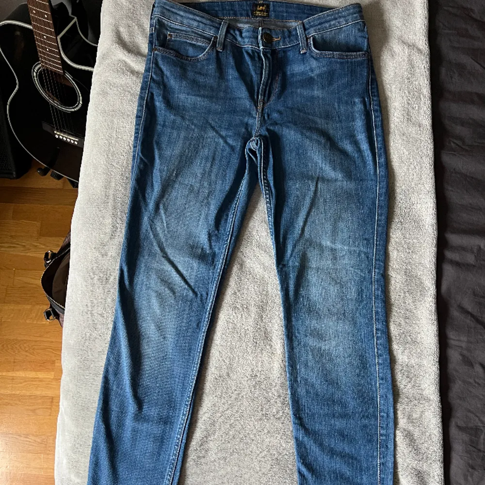 Toppenfina jeans Lee med modellen Scarlett. Jeansen är i nyskick och knappt använda, finns inga tecken på användning alls!  Storlek 30x31 och har lite stretch Dessa säljs i butik för 1100kr och är väldigt trendiga. Hör av dig vid frågor!. Jeans & Byxor.