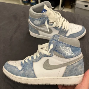 Air Jordan 1 high OG Hyper Royal  - Riktigt snygga air Jordan 1s som bara är använda ett få tal gånger som jag är sugen på sälja nu  Storlek 43 Köptes för 4250  Säljes för 3400, pris kan diskuteras   kvitto, låda och snöre som kom med när man köpte skorna ingår  Jag står för frakt🕺🏼