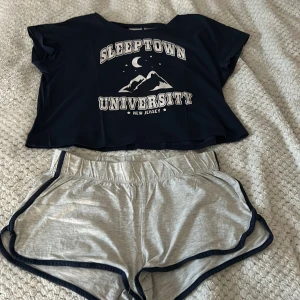 Pyjamas set  - Pyjamas set från h&m, super skönt att sova i, shorts: 33,5cm i midjan och 22,5 i längden men dem är stretchiga💙🤍