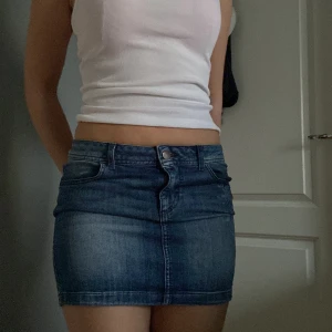 kort jeanskjol  - vintage kort jeanskjol i storlek 36 med fint tryck