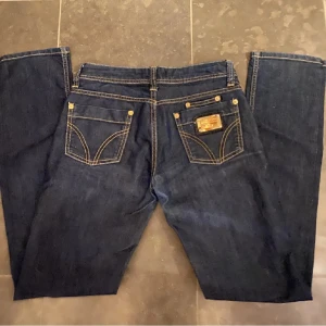 Dolce&Gabbana Jeans - Skit snygga jeans som tyvärr är för korta för mig. Endast testade och köpta här på plick för 450kr!! Midjemått 80cm❤️❤️❤️