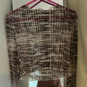 Mesh top  - Top i mesh från Nelly, oanvänd storlek M passar S också. 
