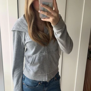 Grå juicy kofta  - En grå juicy kofta som inte kommer till användning längre. Sparsamt använd så der hyfsat ny ut 