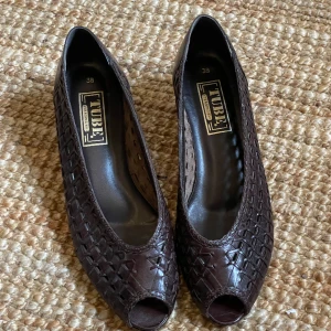 Vintage Klackskor  - Mörkbruna klackskor i läder med öppen tå, passar perfekt för oss som inte vill ha för hög klack. Läder och kvalite! 