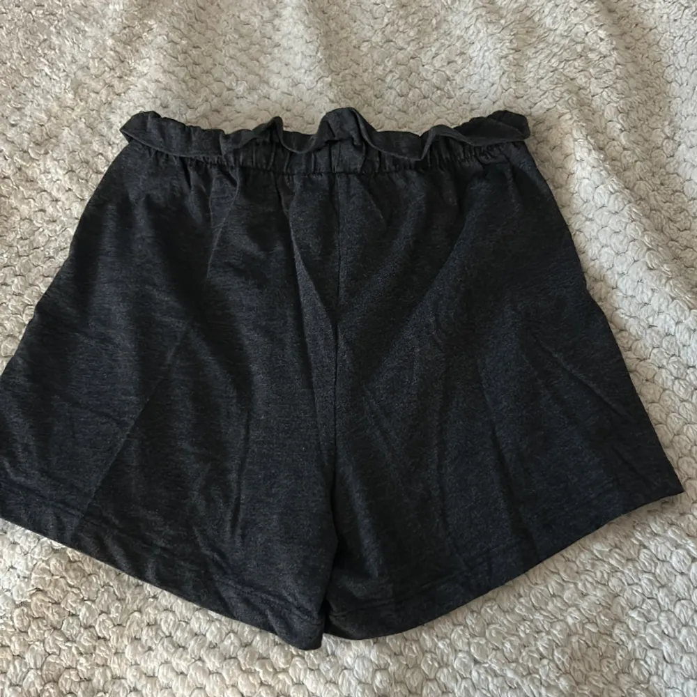 Säljer ett par gråa shorts från name it med volang, jätte skönt material, hör av dig om du är intresserad😉. Shorts.